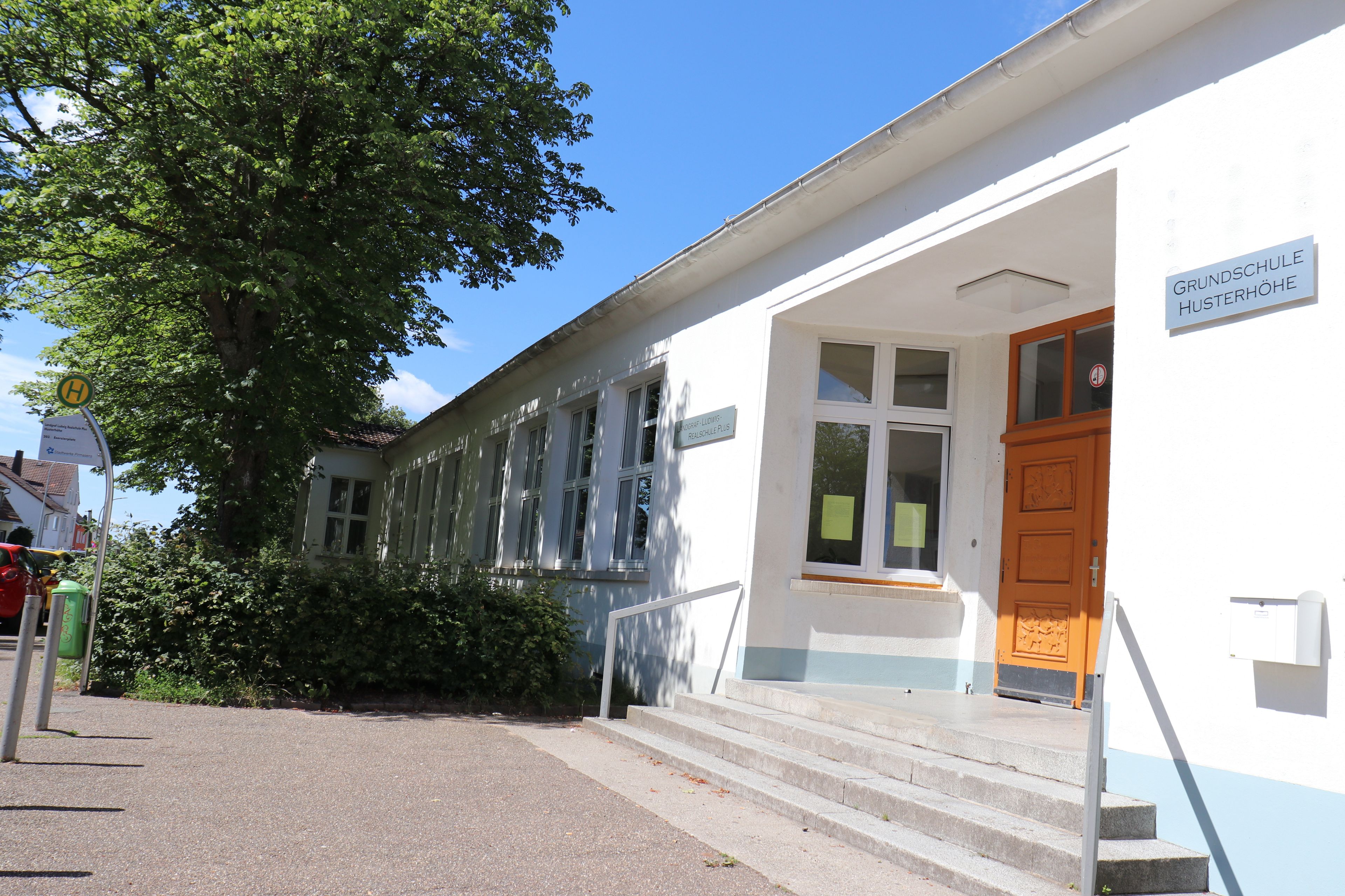 Grundschule Husterhöhe Haupteingang Außenansicht 