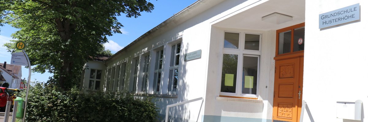 Grundschule Husterhöhe Haupteingang Außenansicht 