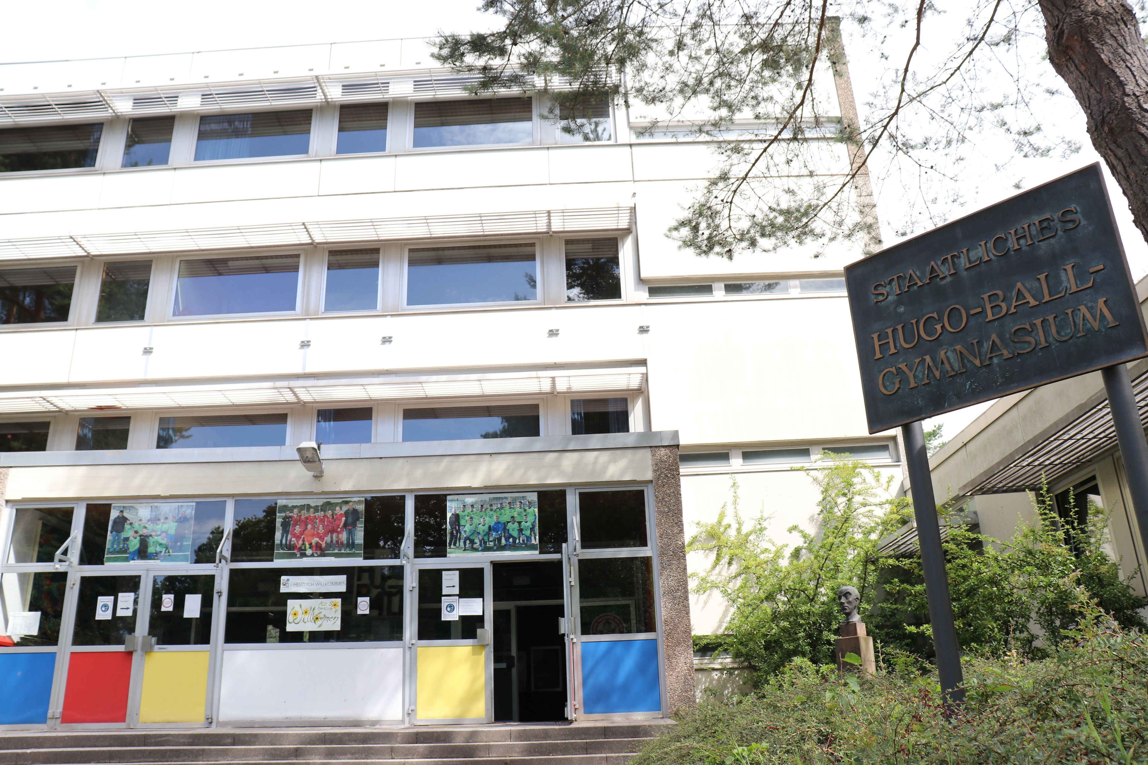 Hugo-Ball-Gymnasium Außenansicht 