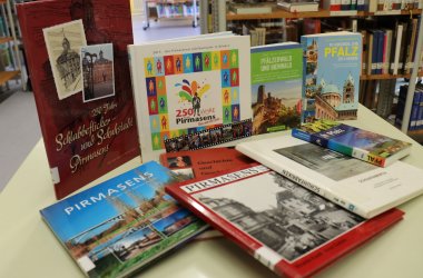 Büchereitisch mit Lektüre Pirmasens und Pfalz