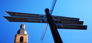 Wegweiser am Exerzierplatz in Pirmasens 