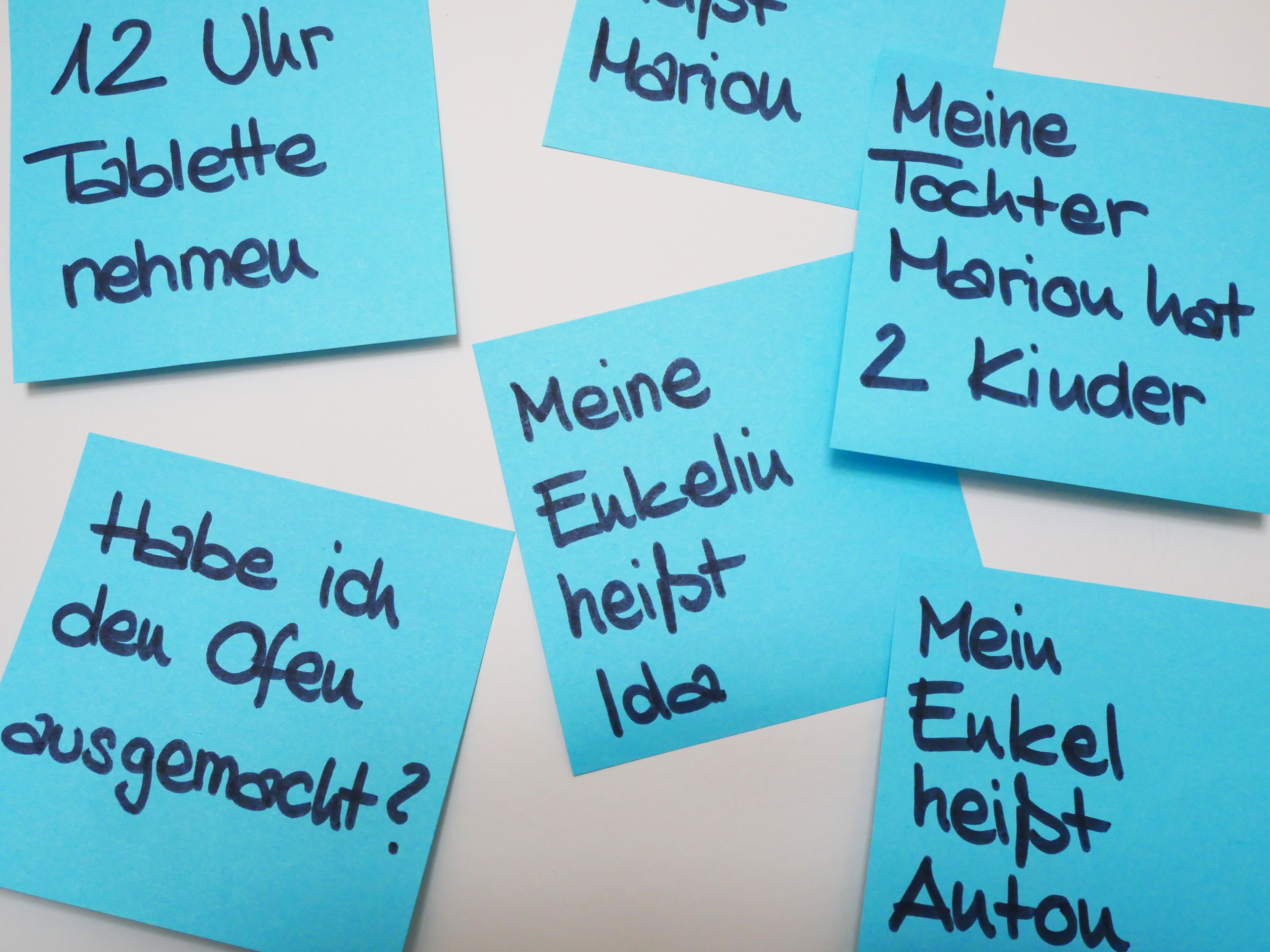 Klebezettel auf Wand mit Erinnerungen 