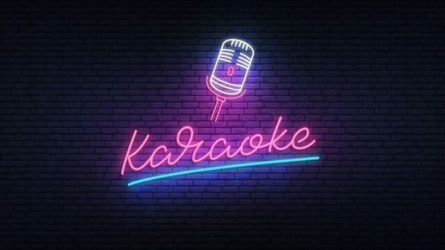 Ein Mikrofon sowie ein leuchtender Schriftzug mit dem Wort Karaoke
