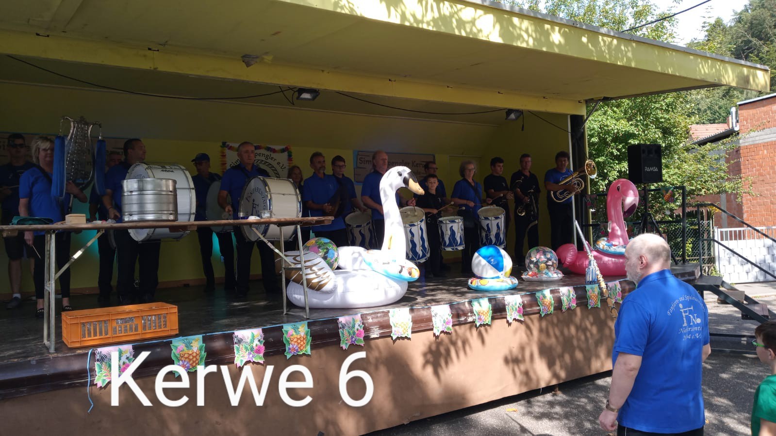 Kerwe Niedersimten Eine Bühne darauf befinden sich Menschen und eine riesige Schwan Figur