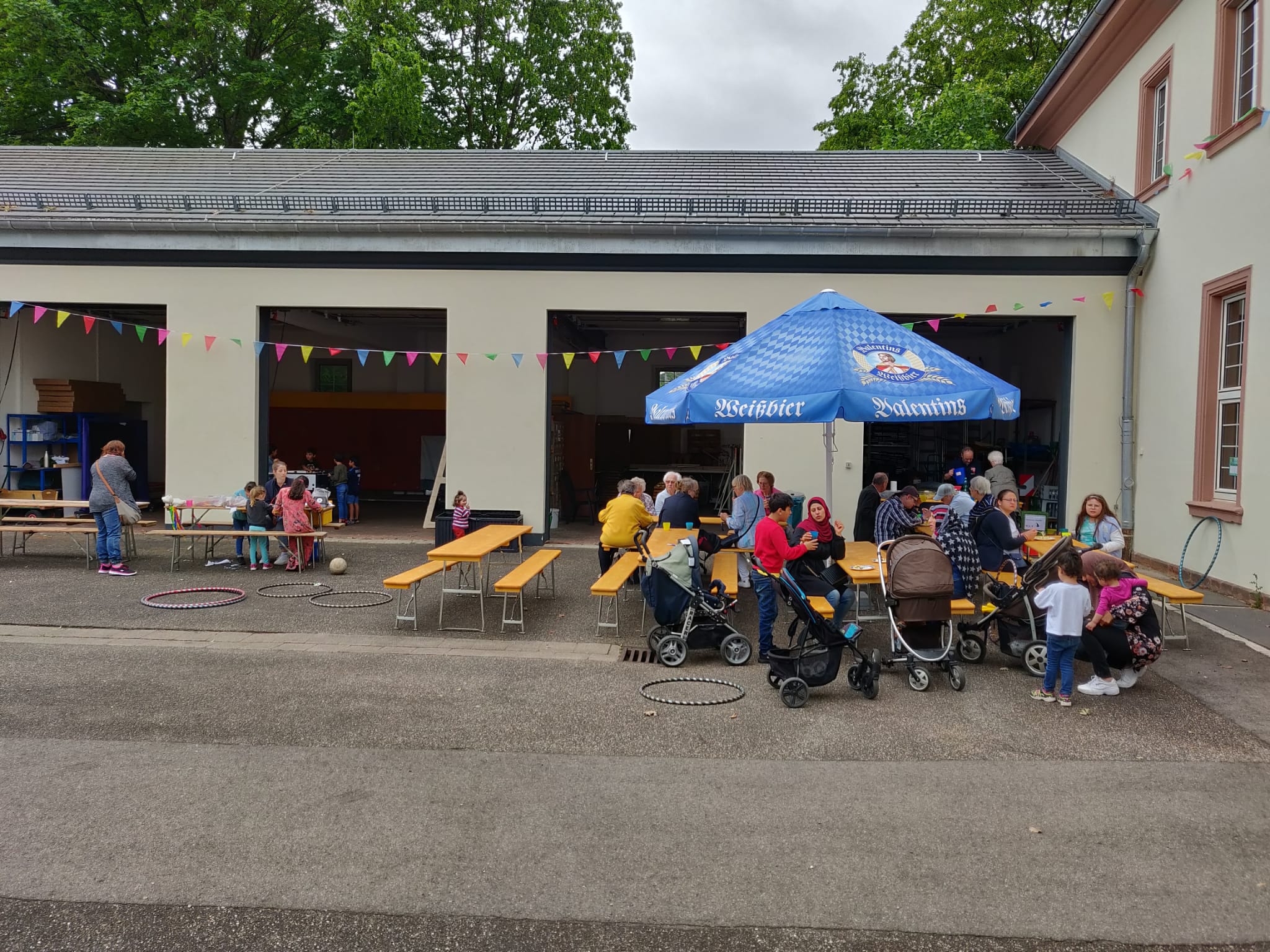 Bei der Tour de Quartier im Hof des CVJM-Hauses Bei der Tour de Quartier im Hof des CVJM-Hauses