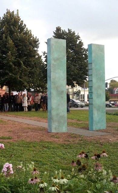 Zentrale Gedenkstätte am Bahnhofsvorplatz nach dem Entwurf des Künstlers Clas Steinmann, 2014 