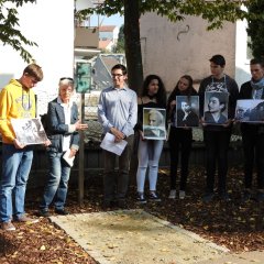 Steleneinweihung, Alte
Häfnersgasse 12, mit Schülern aus der Matzenbergschule unter Beteiligung des Nachfahren Daniel Hirsch (3. v. l.) 2017
