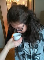 Frau riecht an einer Tasse 