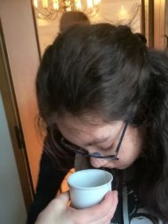 Frau riecht an einer Tasse 