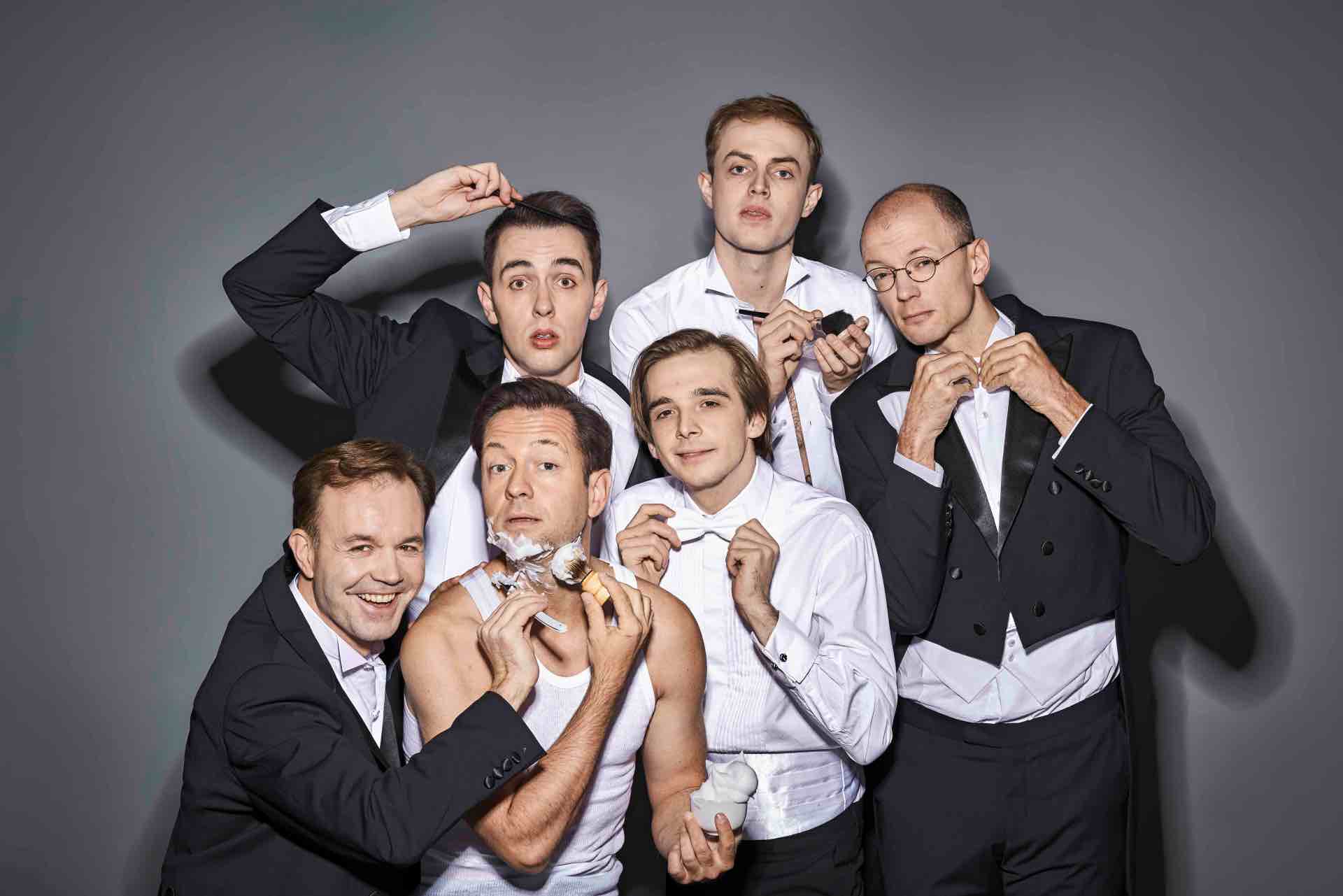 Die Comedian Harmonists 6 Männer machen sich für den Auftritt fertig, einer rasiert sich, ein anderer kämmt seine Haare