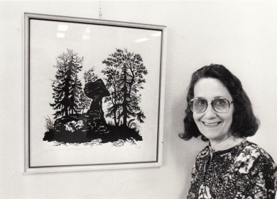 Elisabeth Emmler neben ihrem Scherenschnitt zum Teufelstisch bei Hinterweidenthal 
