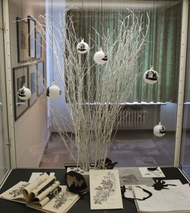 Zu sehen sind verschiedene Objekte mit Scherenschnittmotive von Emmler 