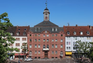 Stadtmuseum Altes Rathaus in der Fußgängerzone frontal 