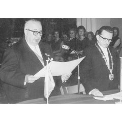 Oberbürgermeister Leon Touhladjian (li.) und Jakob Schunk (re.) während der Unterzeichnung der Urkunde des Freundschaftsbundes, 1965