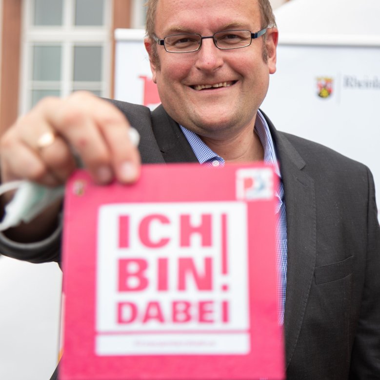 Oberbürgermeister Markus Zwick mit der Karte "Ich bin dabei" in der Hand