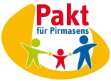 Logo mit dem Schriftzug „Pakt für Pirmasens“. Das Wort „Pakt“ ist in großen roten Buchstaben dargestellt, darunter steht „für Pirmasens“ in blauer Schrift. Unter dem Text sind drei stilisierte Figuren zu sehen: links eine große grüne Figur, rechts eine große blaue Figur und in der Mitte eine kleinere rote Figur. Die Figuren halten sich an den Händen. Im Hintergrund befindet sich eine große, geschwungene gelbe Form.