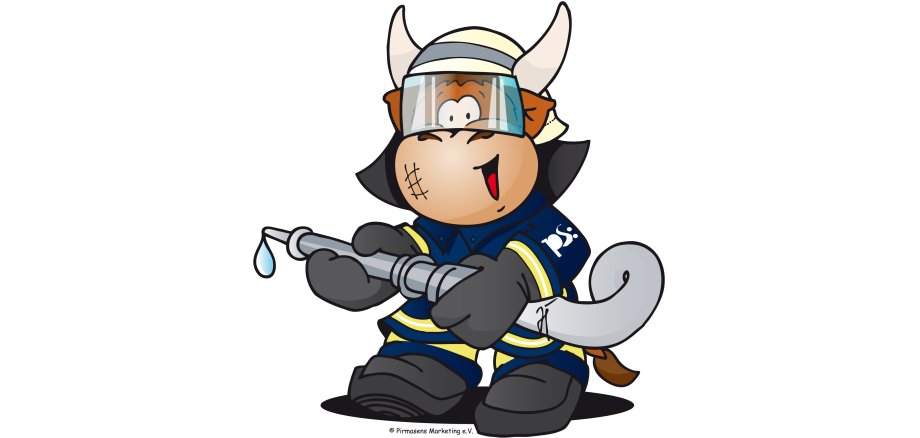 Abgebildet ist Pilou mit Feuerwehrkleidung und Wasserschlauch in der Hand 