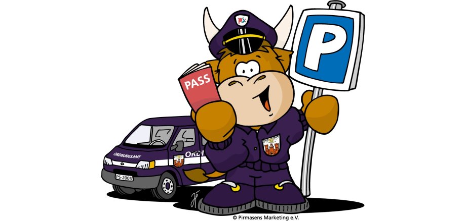 Stadtmaskottchen Pilou gekleidet mit Ordnungsamt Uniform, mit Parkschild und Pass in der Hand, im Hintergrund ein Dienstfahrzeug 
