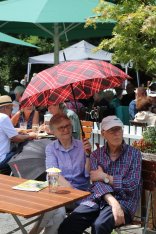 Seniorenpaar mit Schirm 