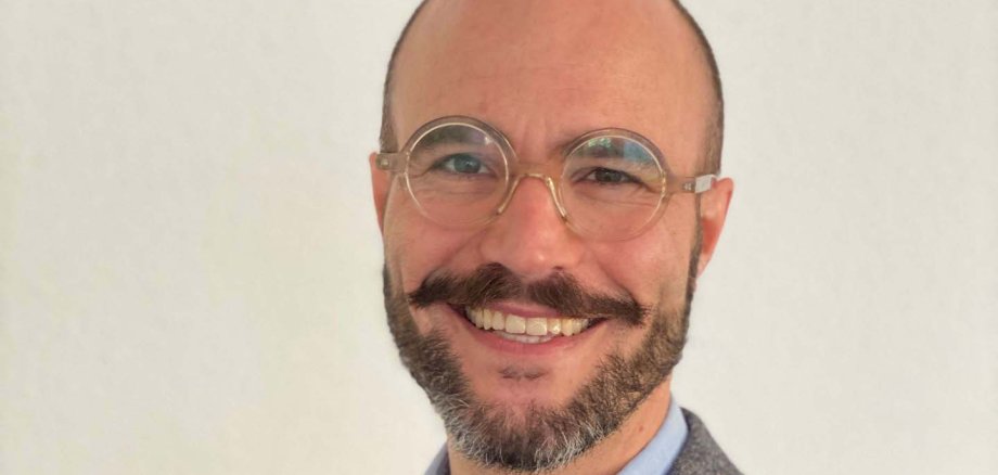 Frederic Krämer hält am 11. März den Vortrag „Neues Bauen – Architektur und Stadtplanung der 1920er Jahre in Pirmasens“ im Carolinensaal. 