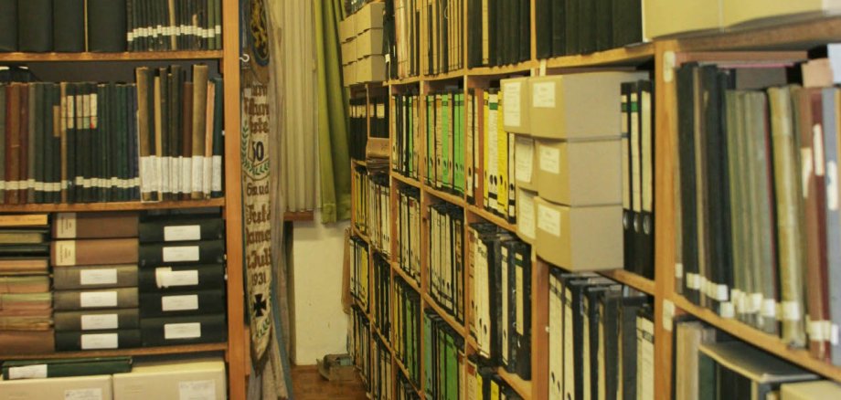 Regale mit Kisten und Dokumenten: Das Archivgut im ehemaligen Erlenbrunner Rathaus wird derzeit an den neuen zentralen Standort in die Messehalle verlegt. Regale mit Kisten und Dokumenten: Das Archivgut im ehemaligen Erlenbrunner Rathaus wird derzeit an den neuen zentralen Standort in die Messehalle verlegt.