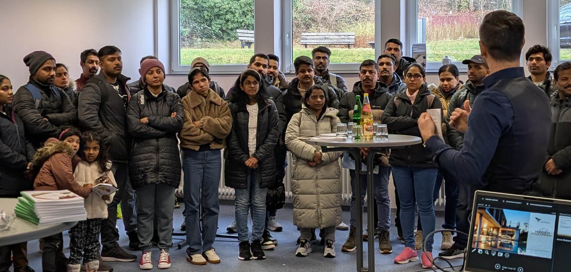 Gemeinsame Informationsveranstaltung von VHS, Städtischem Krankenhaus und Profine für ausländische Pflegefachkräfte des Krankenhauses und deren Angehörige. Gemeinsame Informationsveranstaltung von VHS, Städtischem Krankenhaus und Profine für ausländische Pflegefachkräfte des Krankenhauses und deren Angehörige.