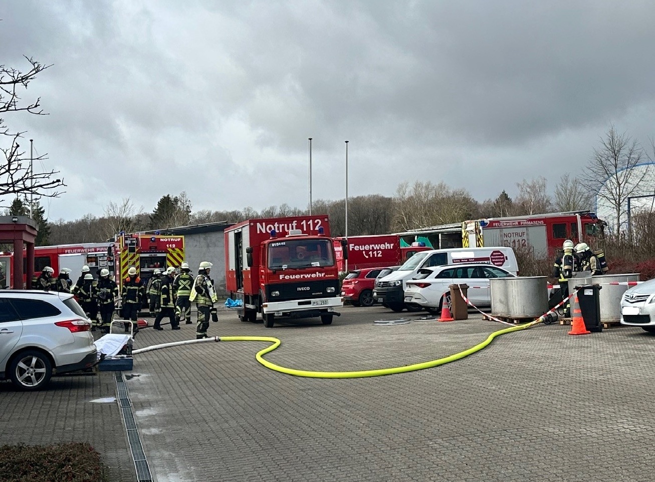 Ein Industriebrand im Gewerbegebiet Gersbach erforderte am Rosenmontagmorgen umfangreiche Löscharbeiten der Feuerwehr Pirmasens. 