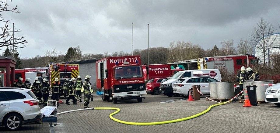 Ein Industriebrand im Gewerbegebiet Gersbach erforderte am Rosenmontagmorgen umfangreiche Löscharbeiten der Feuerwehr Pirmasens. Ein Industriebrand im Gewerbegebiet Gersbach erforderte am Rosenmontagmorgen umfangreiche Löscharbeiten der Feuerwehr Pirmasens.