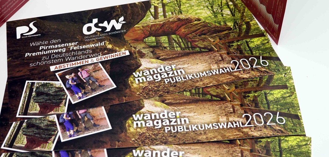 Die Karten zur Publikumswahl zu „Deutschlands schönstem Wanderweg“ liegen in zahlreichen städtischen Einrichtungen aus, darunter im Rathaus am Exe, im Bürger-Service-Center oder der Tourist-Information im Rheinberger. 