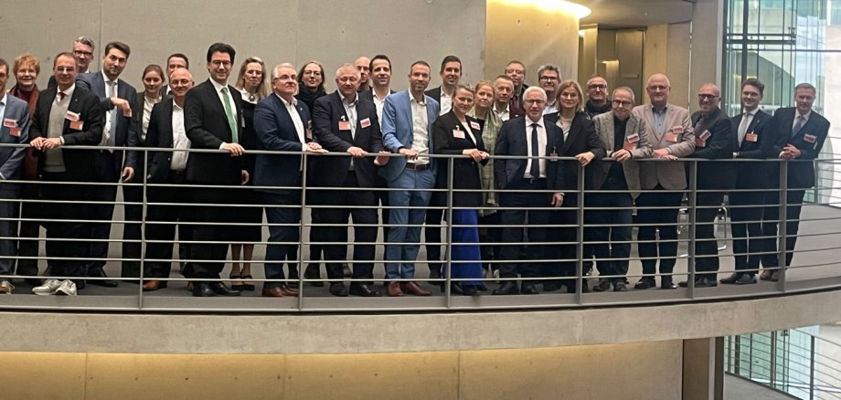 Pirmasens ist Teil des Aktionsbündnisses „Für die Würde unserer Städte“. Bürgermeister Michael Maas (rechts) war Teil einer Delegation, die im Kanzleramt und im Bundestag erneut um finanzielle Soforthilfe warb.