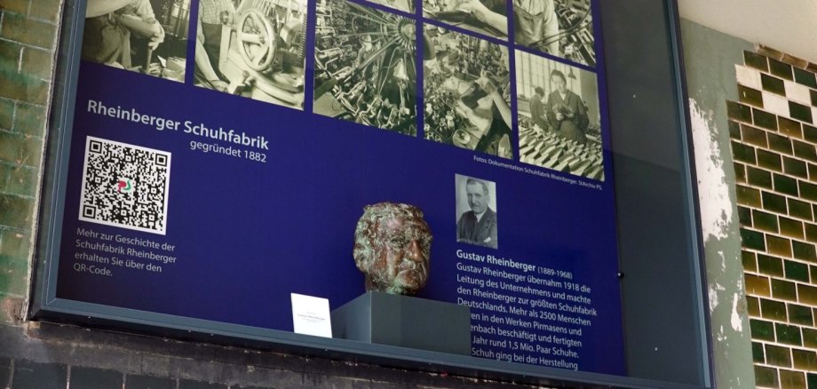 Die neue Vitrine hat neben der ehemaligen Pförtner-Loge im Rheinberger einen Platz gefunden. 