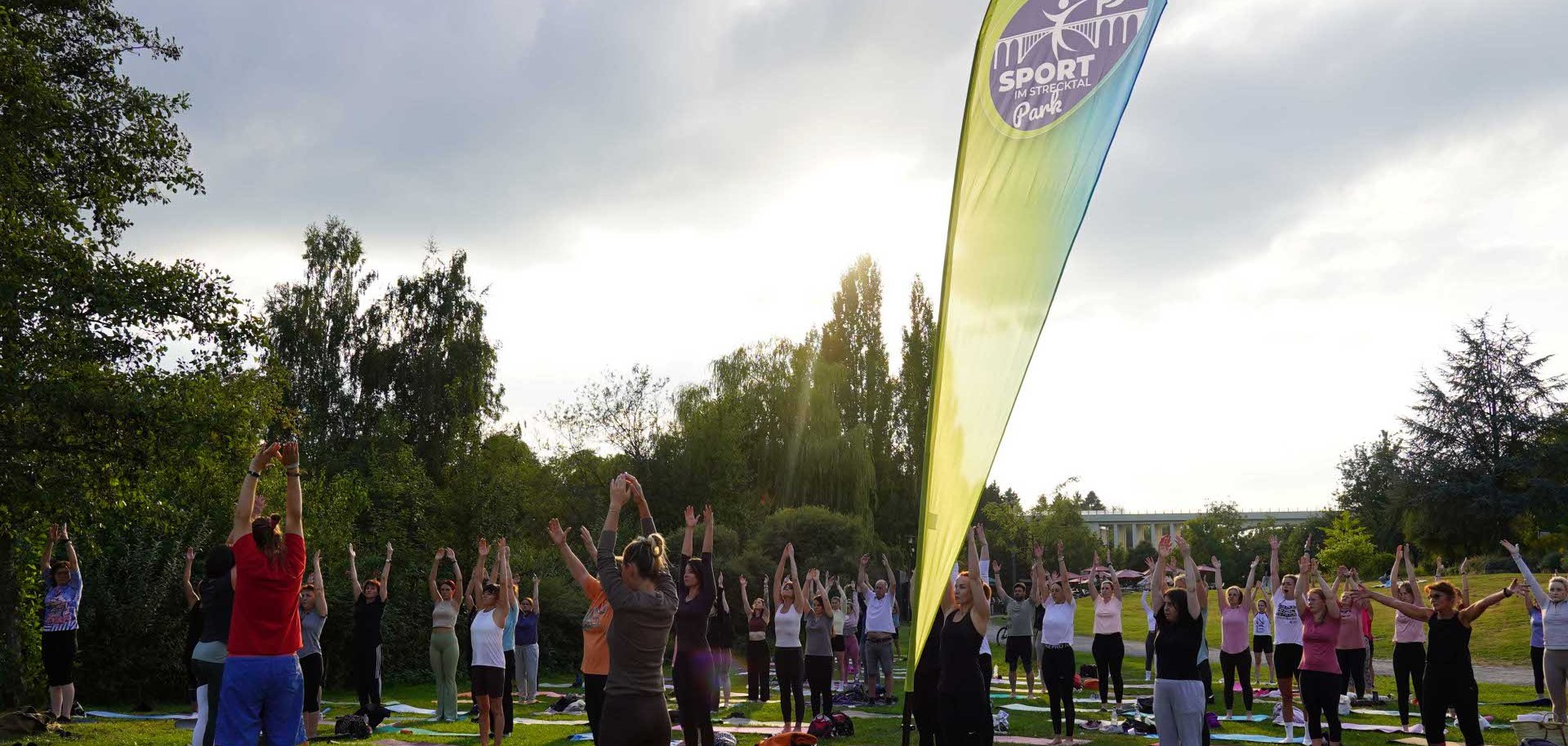 „Mach mit, bleibt fit“ lautet das Motto der Reihe „Sport im Strecktalpark“. Das unverbindliche Gratis-Angebot findet ab 11. Juni, jeweils donnerstags, ab 18.30 Uhr, statt und richtet sich an alle Altersgruppe. 