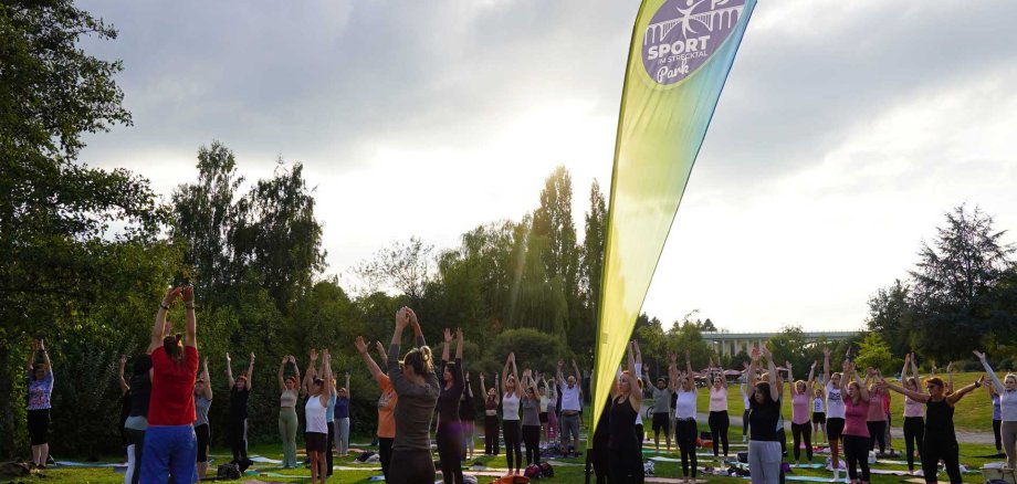 „Mach mit, bleibt fit“ lautet das Motto der Reihe „Sport im Strecktalpark“. Das unverbindliche Gratis-Angebot findet ab 11. Juni, jeweils donnerstags, ab 18.30 Uhr, statt und richtet sich an alle Altersgruppe. „Mach mit, bleibt fit“ lautet das Motto der Reihe „Sport im Strecktalpark“. Das unverbindliche Gratis-Angebot findet ab 11. Juni, jeweils donnerstags, ab 18.30 Uhr, statt und richtet sich an alle Altersgruppe.