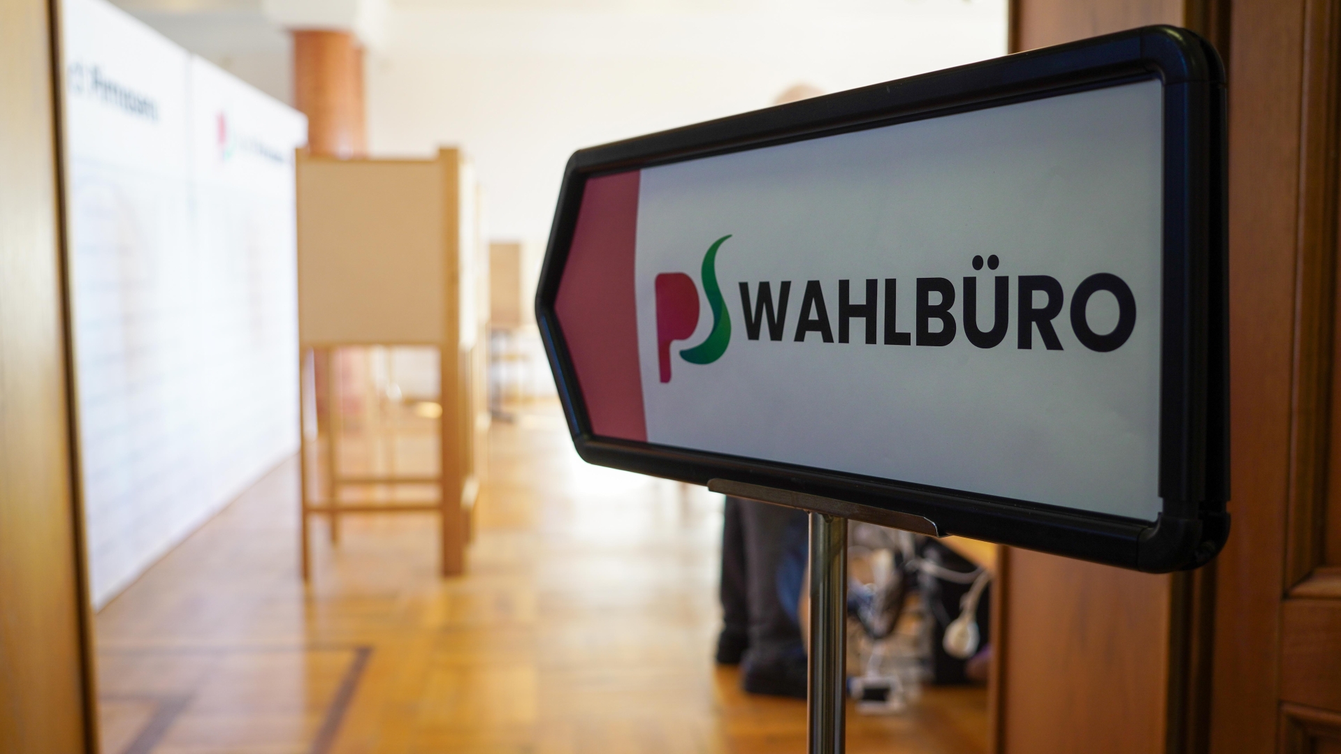 Im Ratssaal des Pirmasenser Rathauses am Exe befindet sich das Wahlbüro Im Ratssaal des Pirmasenser Rathauses am Exe befindet sich das Wahlbüro