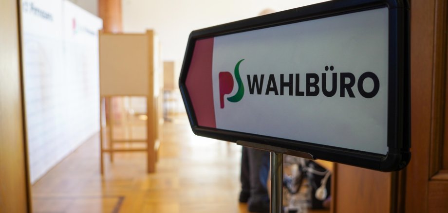 Im Ratssaal des Pirmasenser Rathauses am Exe befindet sich das Wahlbüro