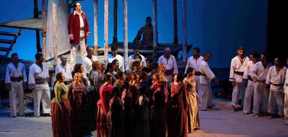 Die Dreiecksbeziehung von Leila, Zurga und Nardir steht im Mittelpunkt der dreiaktigen Oper „Die Perlenfischer“. Das Frühwerk von Georges Bizet ist in der Pirmasenser Festhalle zu erleben. 