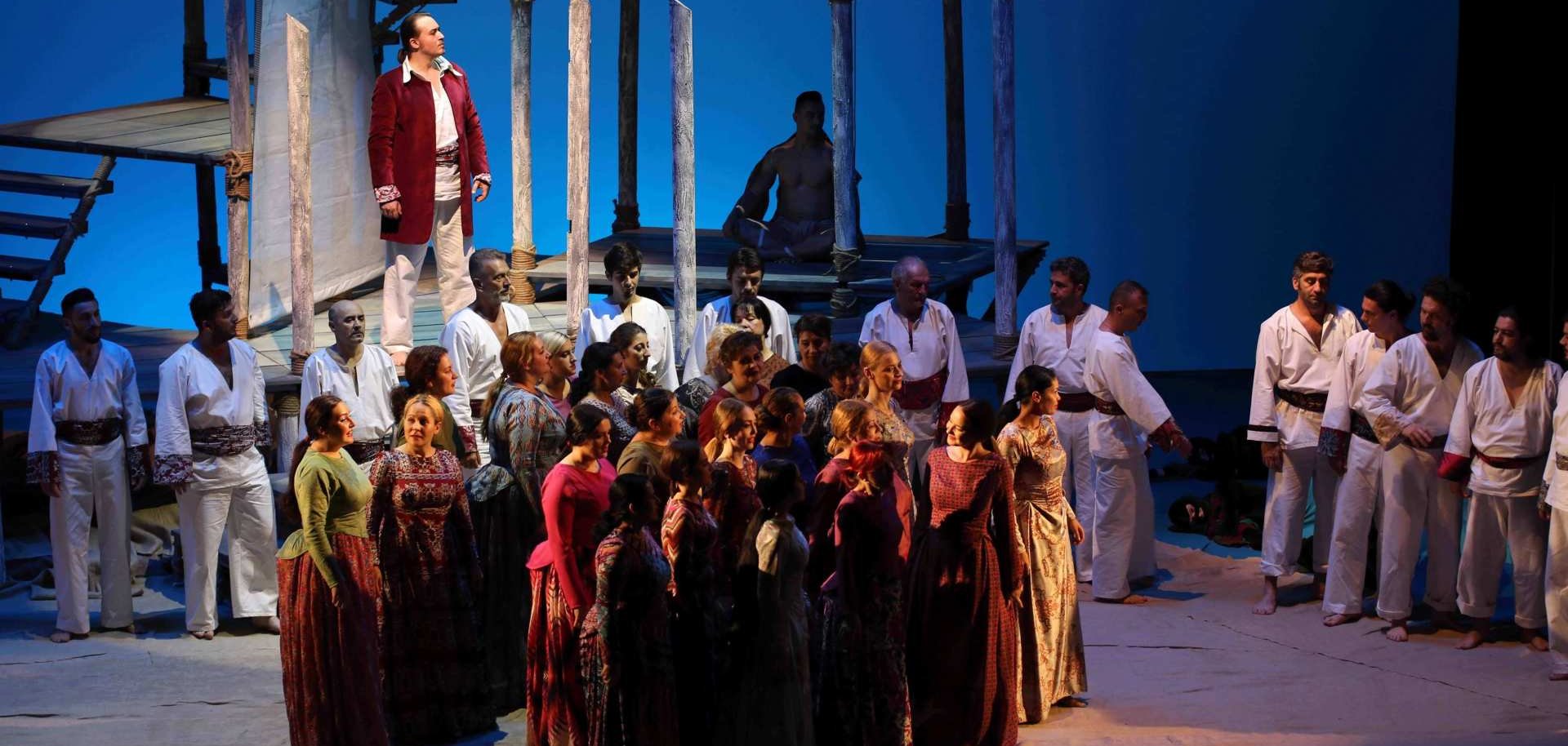 Die Dreiecksbeziehung von Leila, Zurga und Nardir steht im Mittelpunkt der dreiaktigen Oper „Die Perlenfischer“. Das Frühwerk von Georges Bizet ist in der Pirmasenser Festhalle zu erleben. 