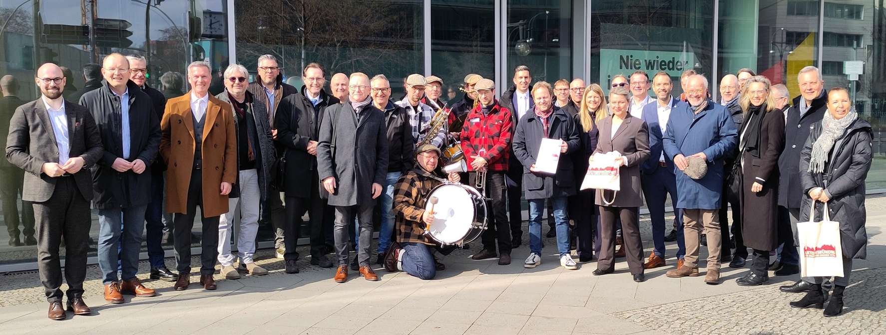 Bürgermeister und Kämmerer mit der Band „It's live“ vor dem Konrad-Adenauer-Haus.
Der Pirmasenser Bürgermeister Michael Maas übergibt in Berlin den Forderungskatalog der Bündnis-Kommunen an den CDU-Bundestagsabgeordneten Florian Bilic.