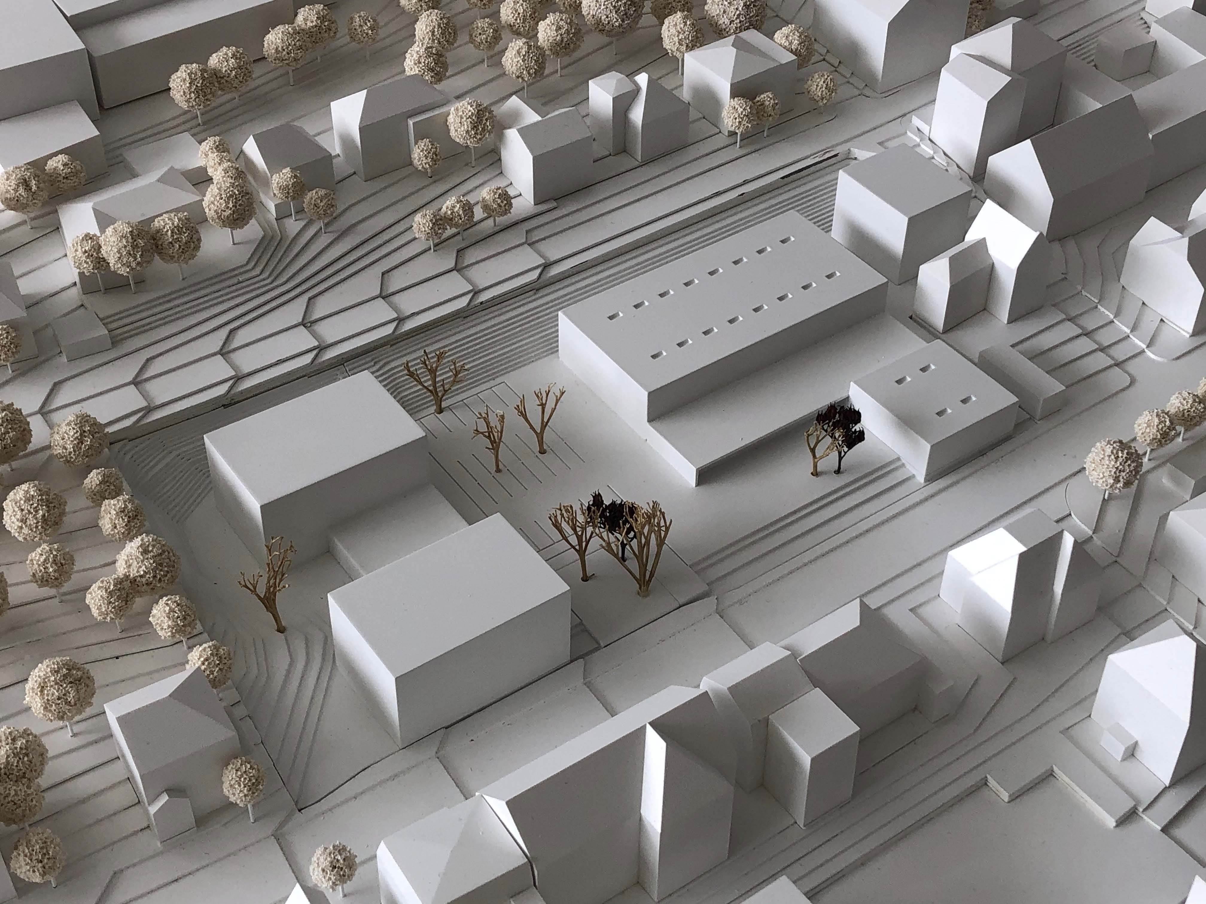 Farbloses Modell des Siegerentwurfs zum Architektenwettbewerb zum Neubau der TVP-Halle