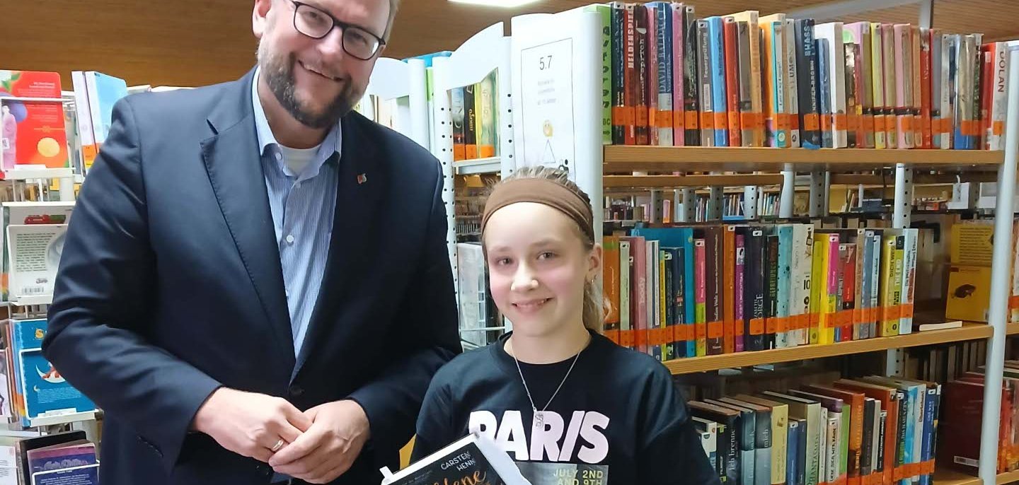 Oberbürgermeister Markus Zwick mit der Gewinnerin des Lesewettbewerbs Lotta Maurer