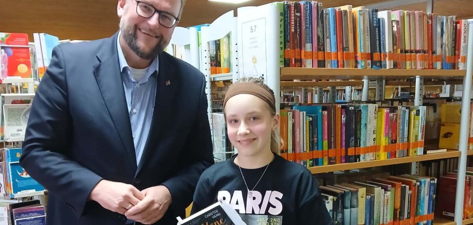 Oberbürgermeister Markus Zwick mit der Gewinnerin des Lesewettbewerbs Lotta Maurer
