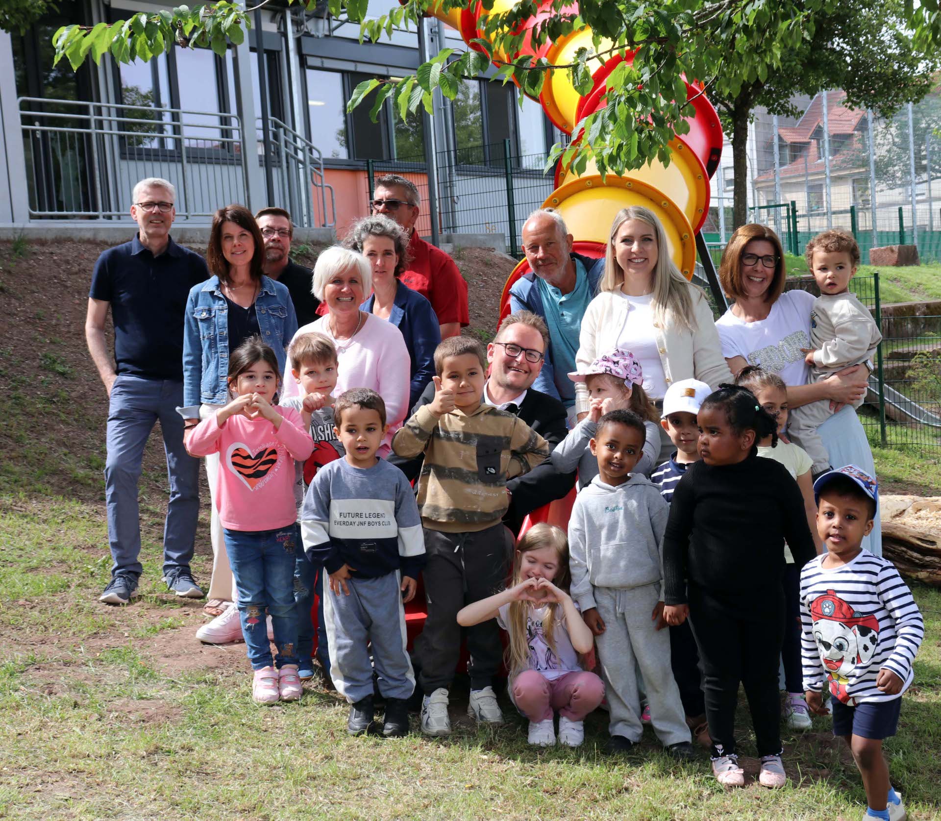 Gruppenbild mit OB Zwick an der Kita Horeb