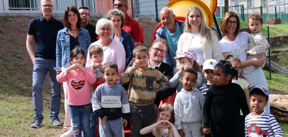 Gruppenbild mit OB Zwick an der Kita Horeb Gruppenbild mit OB Zwick an der Kita Horeb