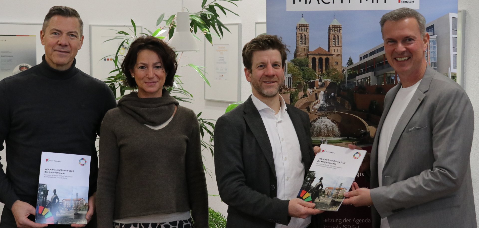 v.l.: Mark Schlick (Leiter Wirtschaftsförderung), Michelle Eichhorn (Stabstelle Nachhaltige Entwicklung), Sebastian Ohlmeyer (Projektleiter SKEW) und Bürgermeister Michael Maas