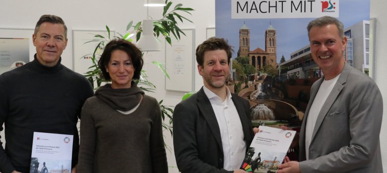 v.l.: Mark Schlick (Leiter Wirtschaftsförderung), Michelle Eichhorn (Stabstelle Nachhaltige Entwicklung), Sebastian Ohlmeyer (Projektleiter SKEW) und Bürgermeister Michael Maas v.l.: Mark Schlick (Leiter Wirtschaftsförderung), Michelle Eichhorn (Stabstelle Nachhaltige Entwicklung), Sebastian Ohlmeyer (Projektleiter SKEW) und Bürgermeister Michael Maas