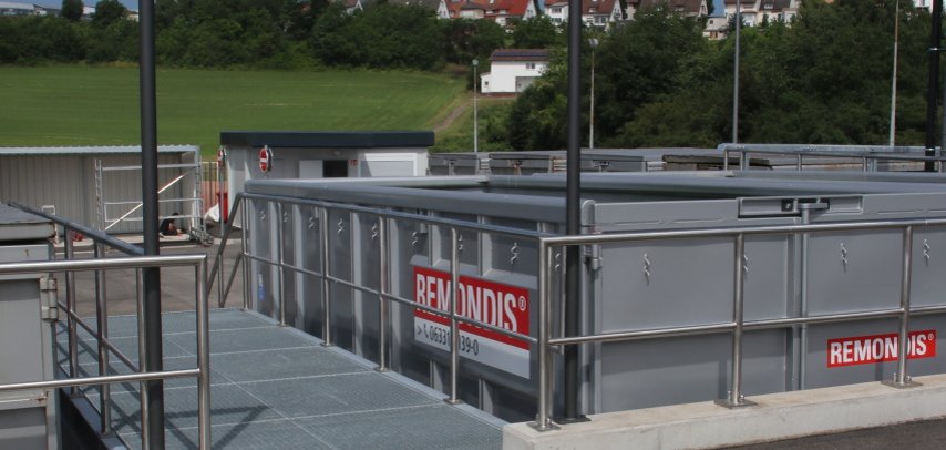 Wertstoffhof Ohmbach Container für verschiedene Abfallarten stehen auf dem Gelände eines modernen Wertstoffhofs, während Hinweisschilder die einzelnen Entsorgungsbereiche kennzeichnen.