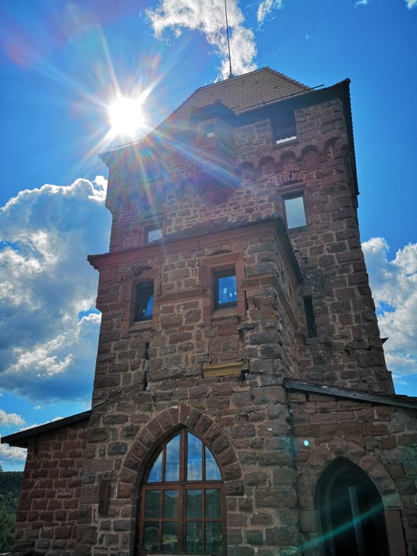 Burg Berwartstein bei blauem Himmel und Sonnenschein