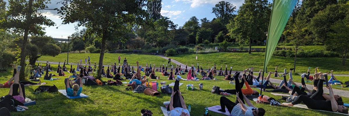 Bürger die gemeinsam Yoga machen 