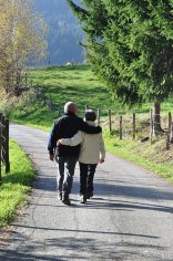 Ehepaar geht spazieren