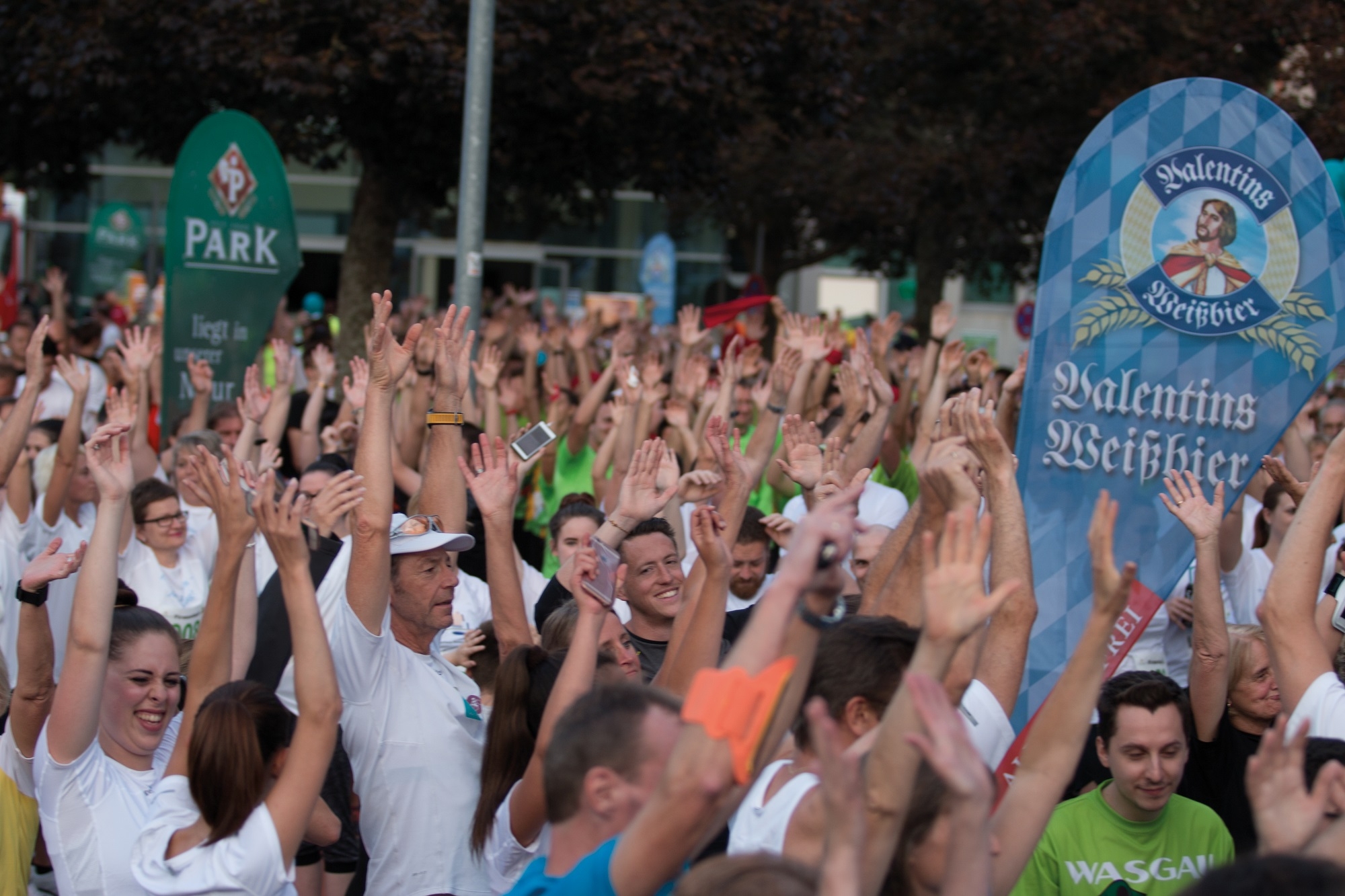 PARK Firmenlauf Menschenmenge vor dem Start